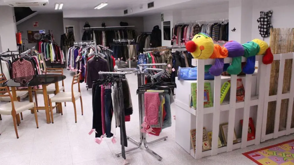 Interior de la tienda de Moda R-, en la plaza Unidad Nacional de Huesca.