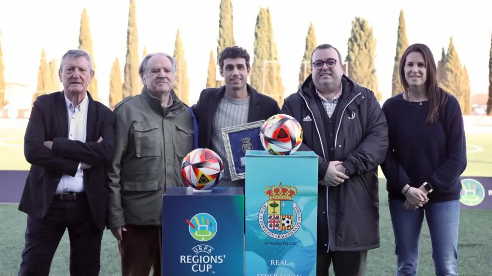 El fútbol Luis Costa, en el centro, fue reconocido en esta cita. En la imagen, junto a Emilio Gracia, Óscar Fle, Manuel Torralba y Cristina García.