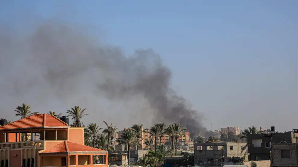 Columna de humo tras un bombardeo del Ejército de Israel contra la ciudad de Jan Yunis