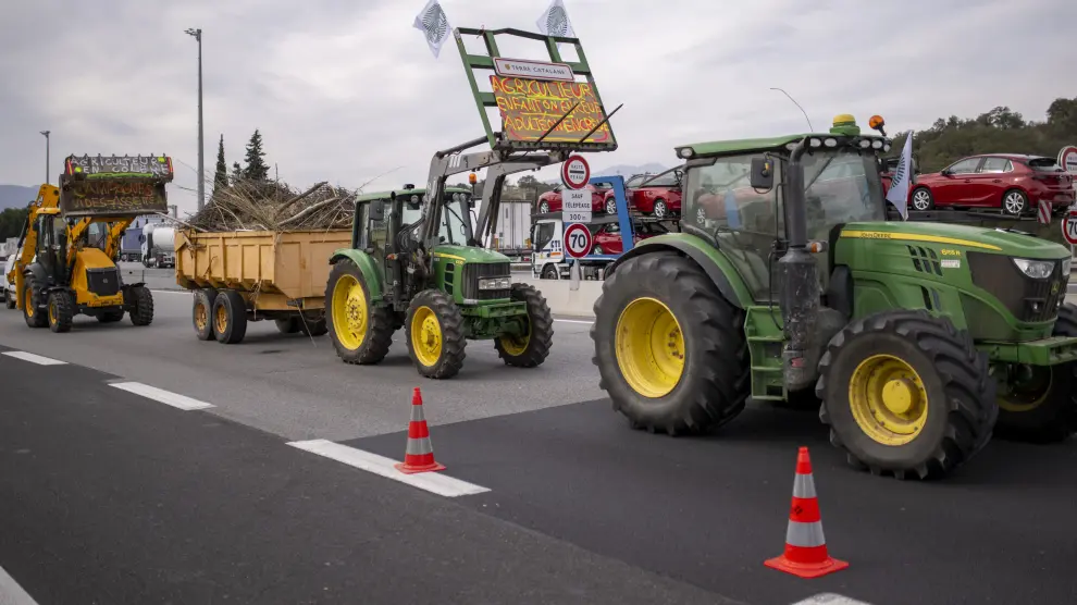 Agricultores franceses cortan el último peaje francés antes de La Jonquera (Girona)