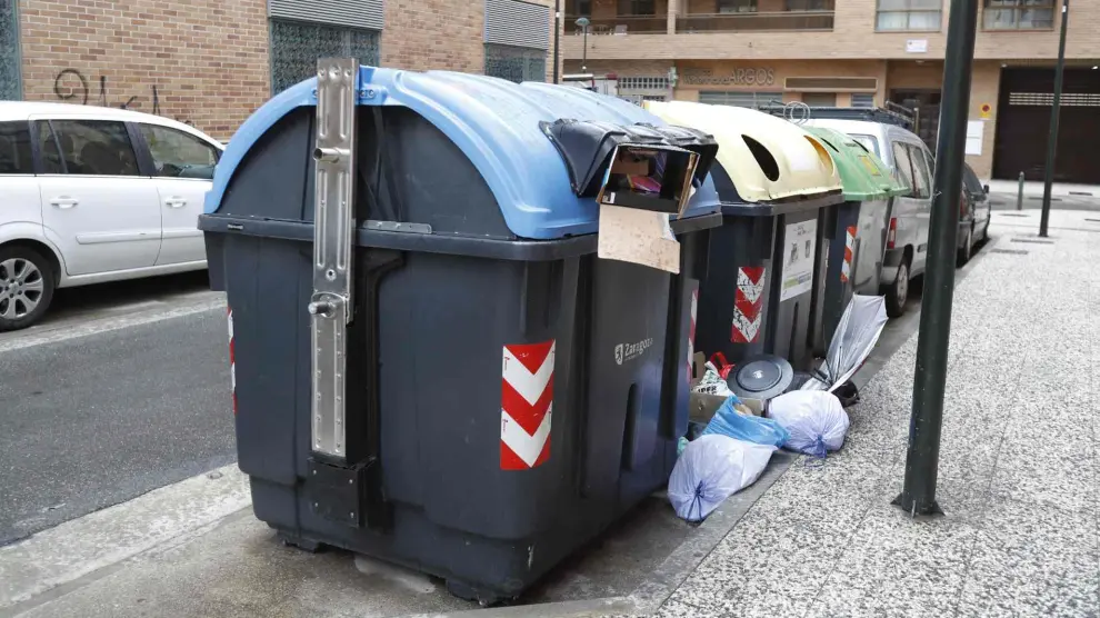 Depositar la basura fuera del contenedor conlleva multa en Zaragoza