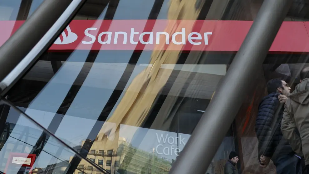 Logo del Santander en una sucursal en Bilbao
