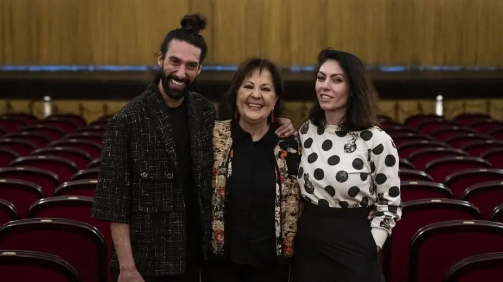 Eduardo Guerrero, Carmen Linares y Triana Lorite, en el Teatro Principal.