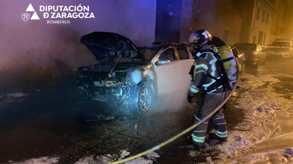 Arden varios vehículos en Caspe (Zaragoza).