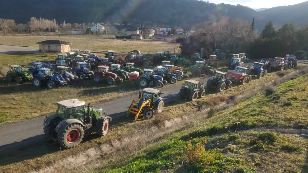 Decenas de tractores han colapsado este domingo por la tarde las carreteras del norte de la comunidad de Aragón con sus protestas.