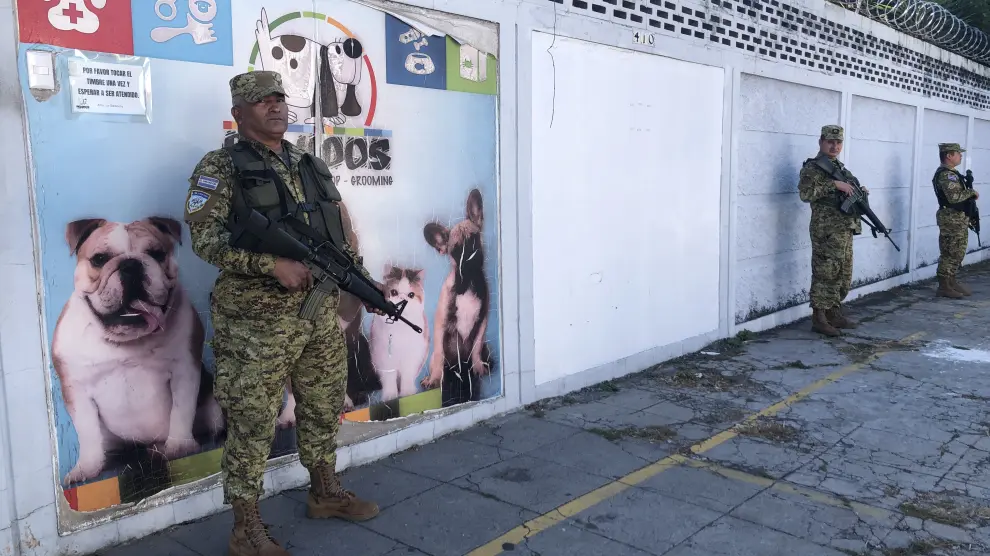 Soldados del ejército salvadoreño desplegados en los alrededores de los colegios electorales.