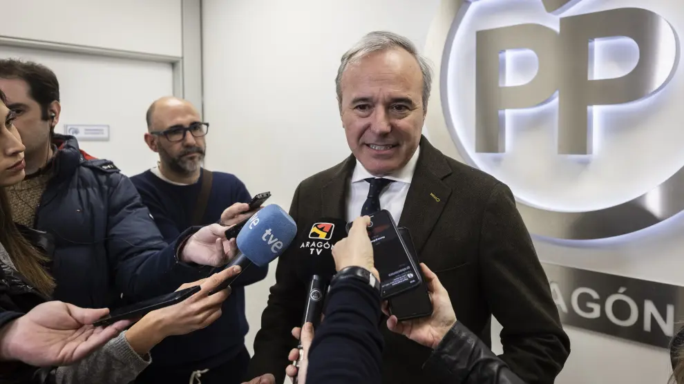 El presidente aragonés y líder autonómico del PP, Jorge Azcón, antes de reunir a la ejecutiva del partido, este lunes, en la sede del partido.