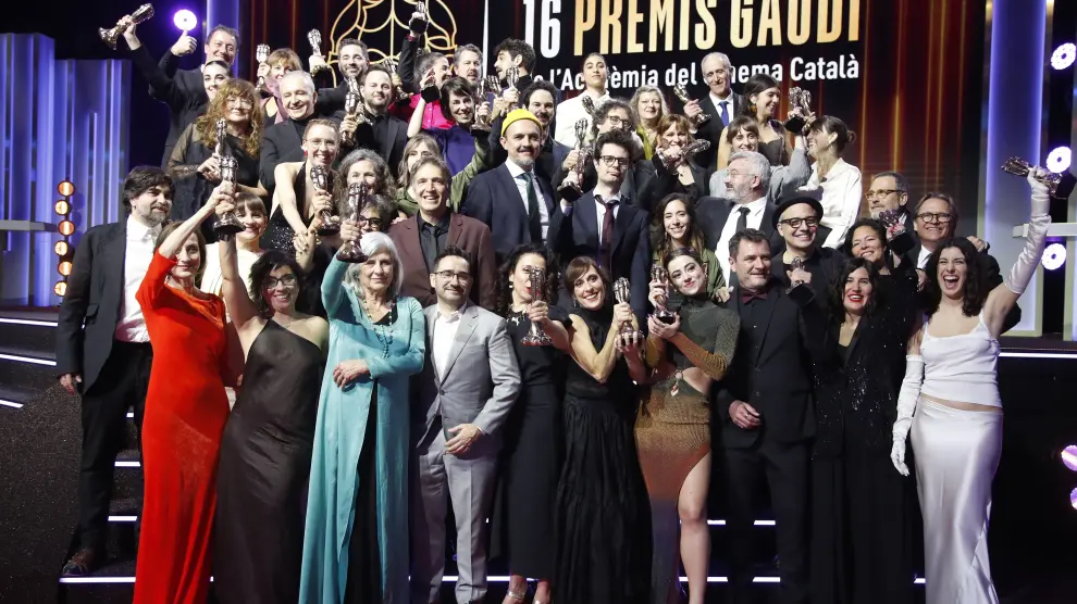 Los premiados posan tras la gala de la XVI edición de los Premios Gaudí de la Academia del Cine Catalán.