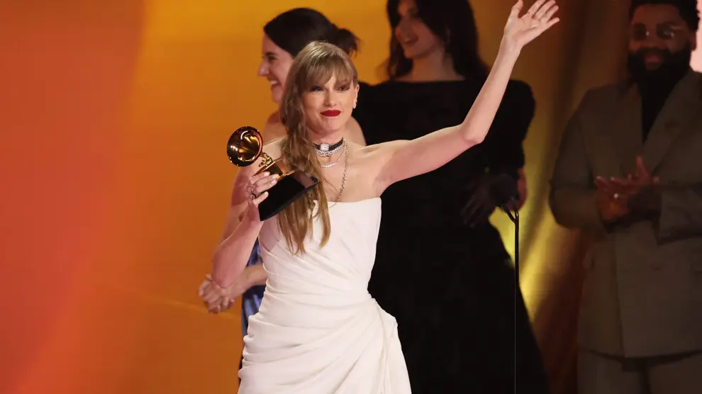 Taylor Swift gana su cuarto premio Grammy a Álbum del año.