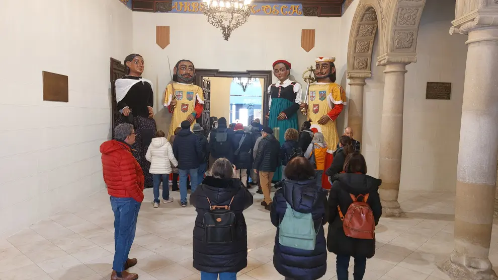 Una visita guiada durante el recorrido por el Ayuntamiento de Huesca.