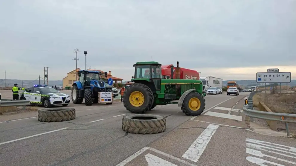 Concentración de tractores en los accesos de Alcañiz.