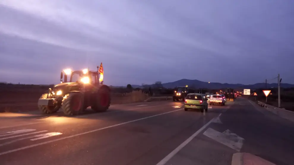 Los tractores provocan importantes retenciones en la A121 entre Ricla y La Almunia.