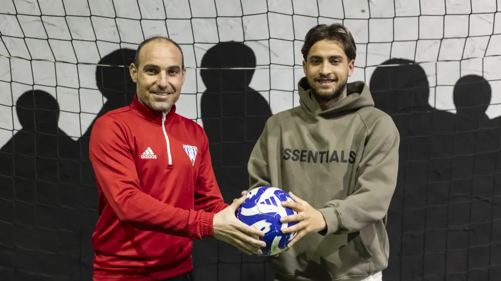 Iván Martínez y Carbonell, con un balón entre sus manos.