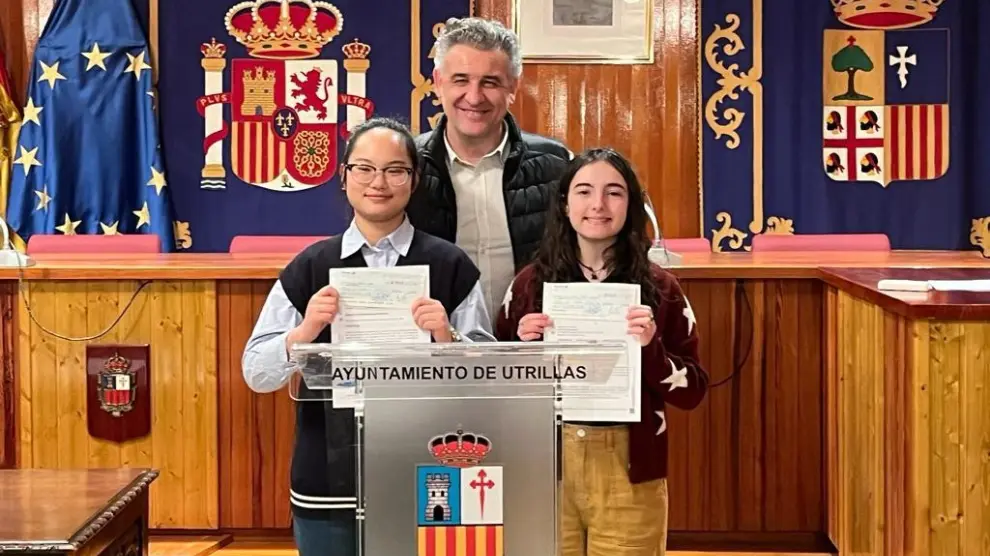 De izquierda a derecha, Sofía Cao, Joaquín Moreno y Lidia Piris, en el acto oficial en el que el Ayuntamiento concedió las becas a las dos estudiantes,