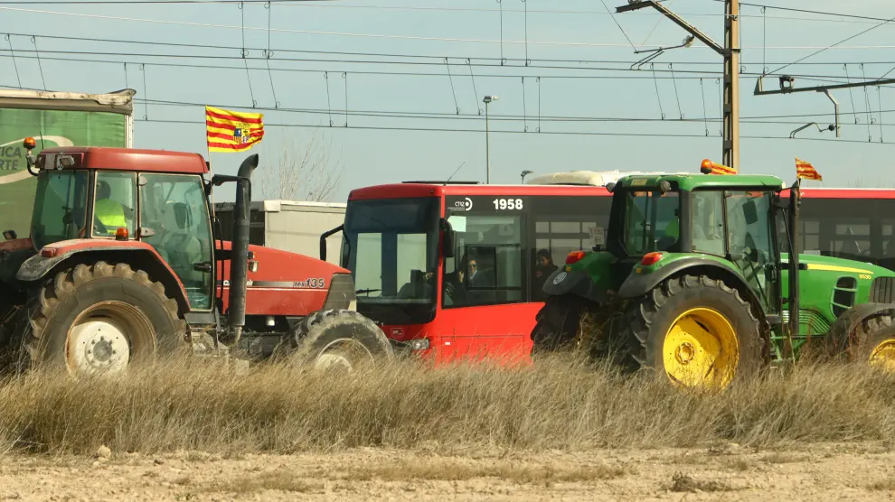 Varios tractores en la N-232, donde la circulación es lenta por las protestas.
