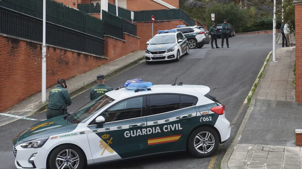 Un coche de la Guardia Civil frente a la casa donde han hallado el cuerpo sin vida de una mujer, a 8 de febrero de 2024, en Castro Urdiales