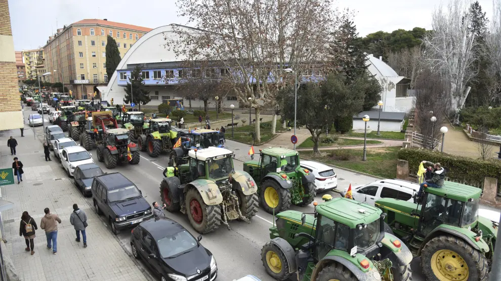 Los tractores se dirigen hacia la plaza Cervantes por la avenida Juan XXIII, en Huesca.