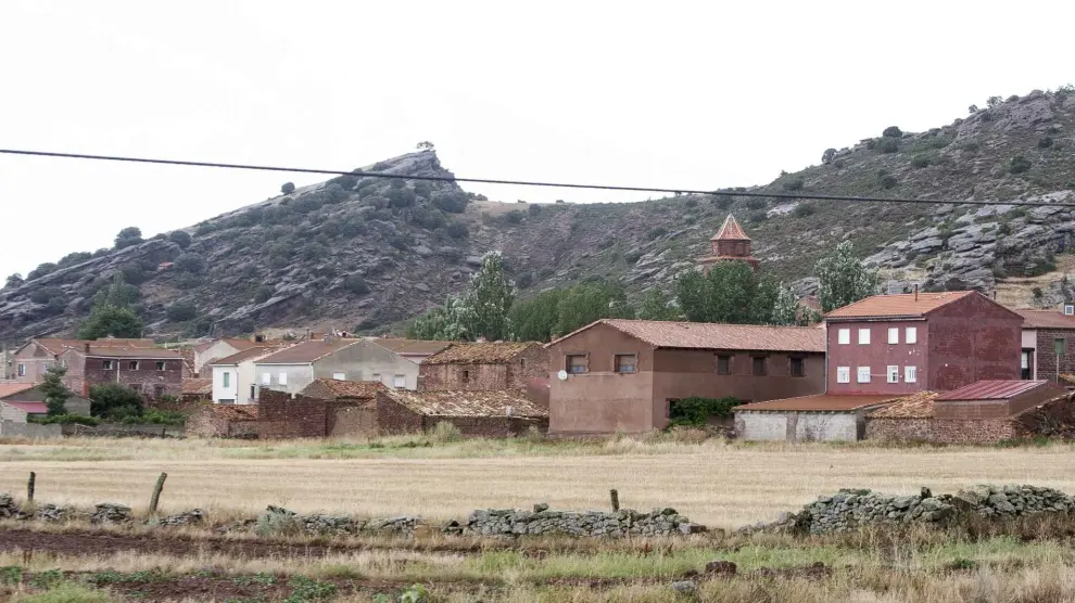 Este encantador pueblo de la Sierra de Albarracín destaca por sus casas de color rojizo de rodeno