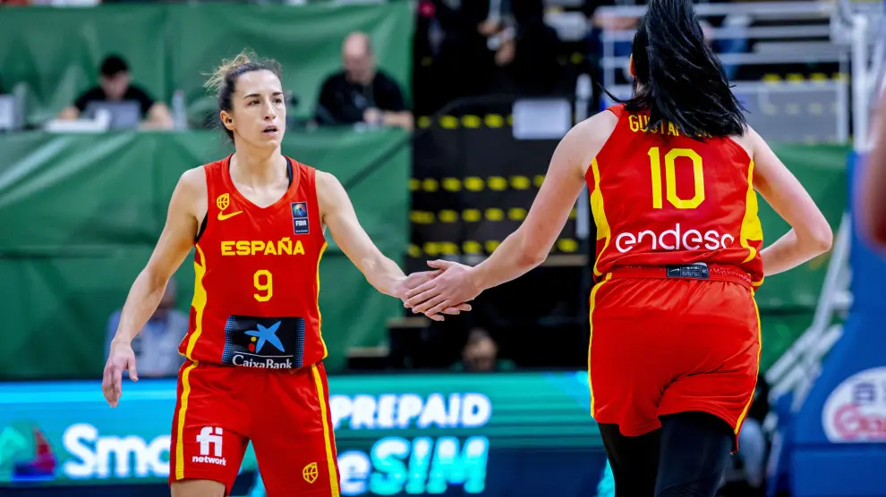 Queralt Casas y Megan Gustafson en el partido entre Canadá y España en el Preolímpico de baloncesto femenino de Sopron (Hungría)..FEB..09/02/2024 [[[EP]]]