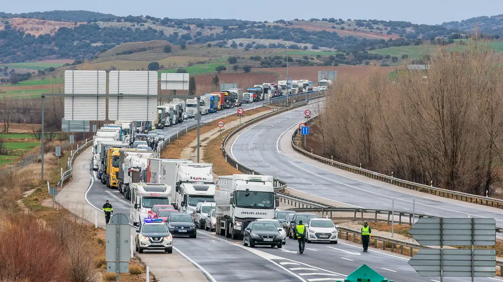 Protestas agricultores en Aragón: cortes  de carretera a la altura de Villadoz