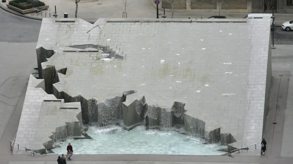 La fuente de la Hispanidad en la plaza del Pilar.