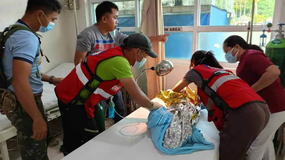 Los rescatistas salvan a dos menores que quedaron atrapadas por los temporales en Filipinas.