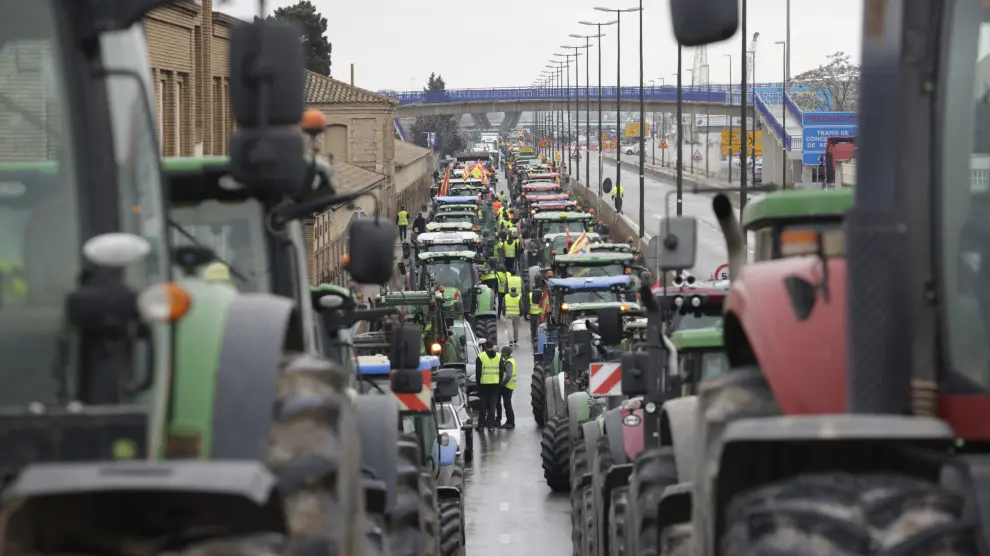 Los tractores intentan entrar a Zaragoza por la N232