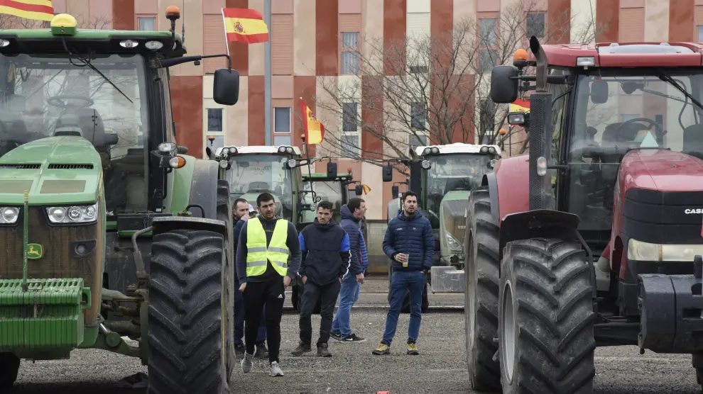 Tractores aparcados en la explanada del Palacio de Congresos de Huesca este viernes.