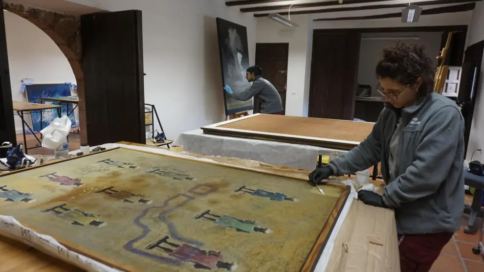 Los restauradores de la Fundación Santa María de Albarracín inicia la restauración de las pinturas de la Cámara.