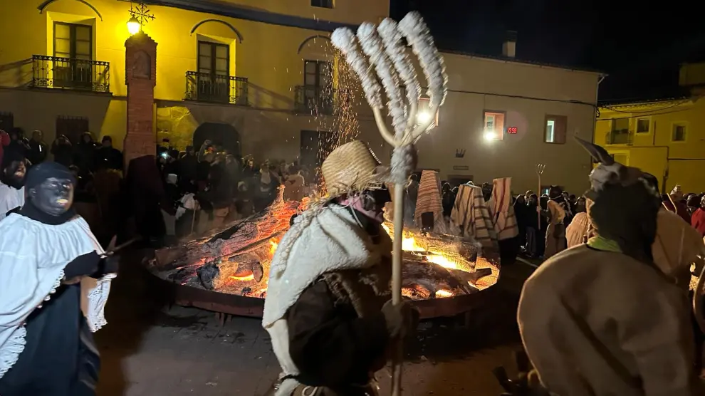 Los Zarragones danzan junto a una hoguera en las calles de Luco del Jiloca.