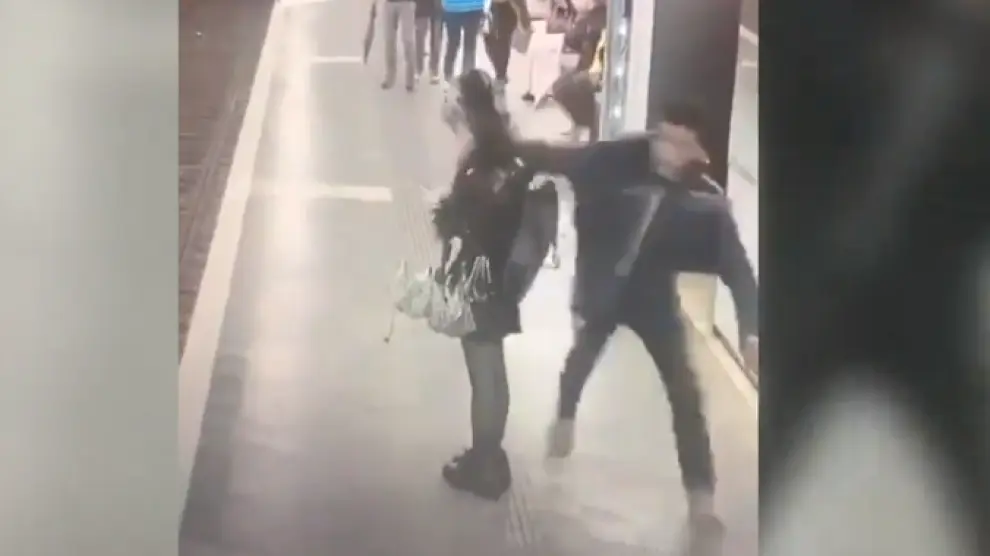 Momento de una de las agresiones en el metro de Barcelona