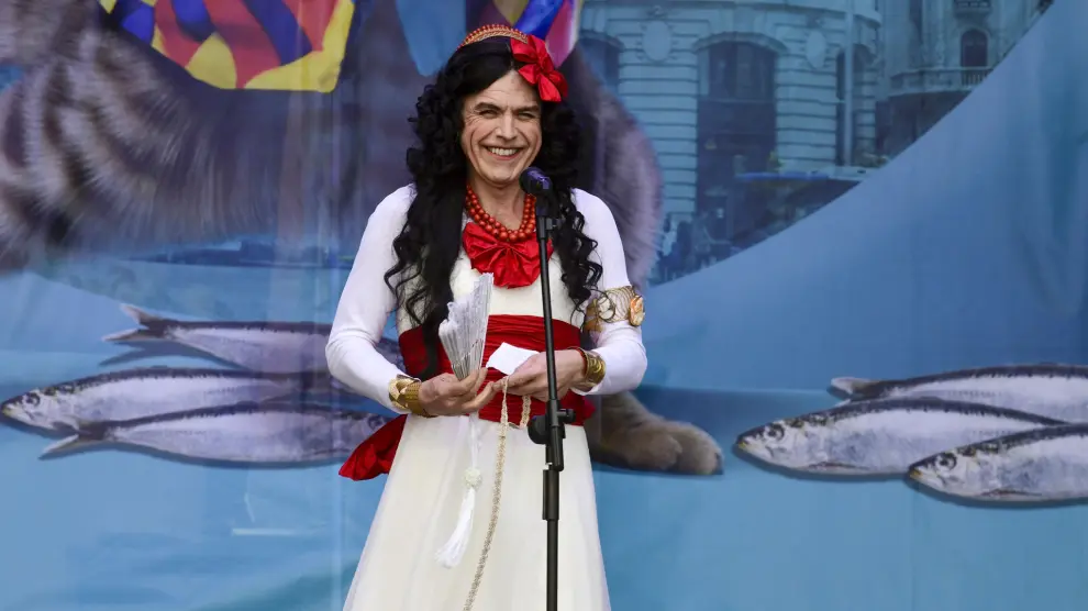 El modista Lorenzo Caprile, pregonero del Carnaval madrileño disfrazado de la Duquesa de Alba de Goya.