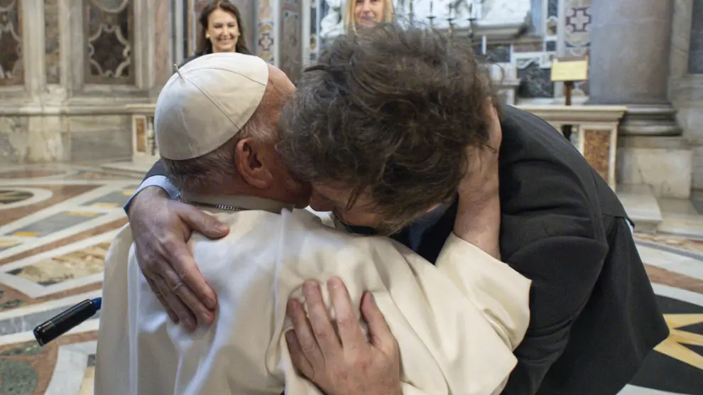 El presidente de argentina, Javier Milei, abraza al papa Francisco momentos antes de la misa de beatificación de la primera santa argentina, María Antonia de San José de Paz y Figueroa, conocida como Mama Antula