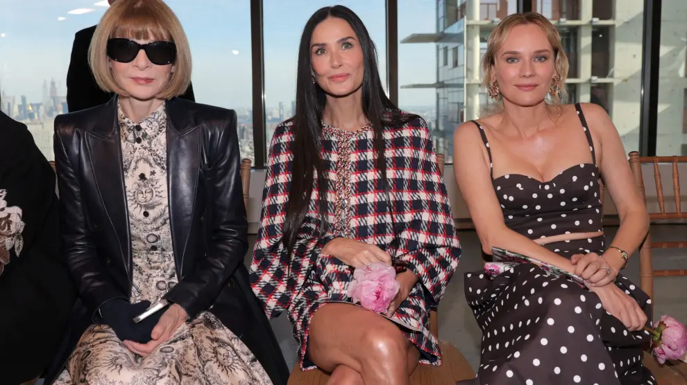Vogue Editor-in-Chief Anna Wintour, Demi Moore and Diane Kruger attend the Carolina Herrera Fall/Winter 2024 collection show during New York Fashion Week, in New York City, U.S., February 12, 2024. REUTERS/Andrew Kelly [[[REUTERS VOCENTO]]]