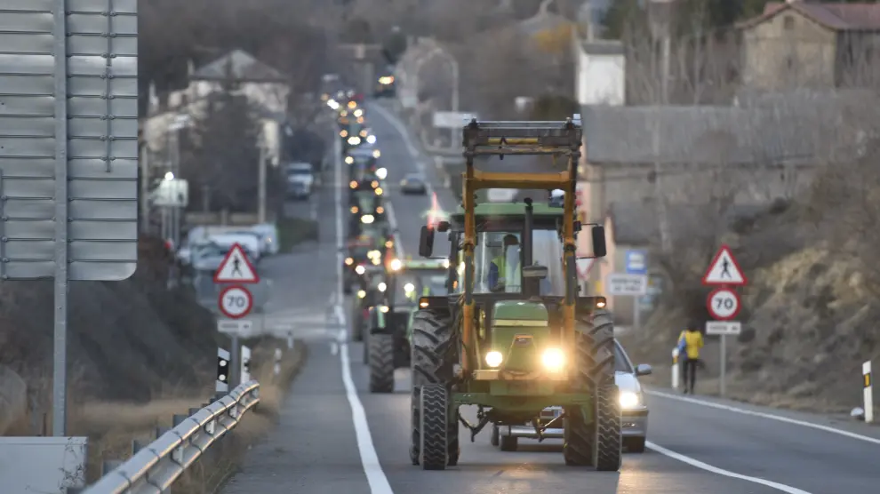 Marcha lenta de tractores el domingo en Sabiñánigo (N-330), en el principal acceso al Pirineo.
