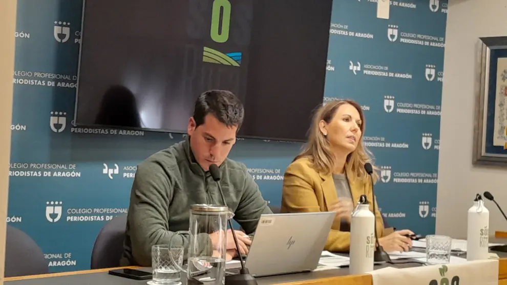 Natalia Corgalán, portavoz nacional de SOS Rural, y Javier Poza, secretario general de esta asociación que se ha presentado hoy en Zaragoza, aprovechando que FIMA abre sus puertas mañana.