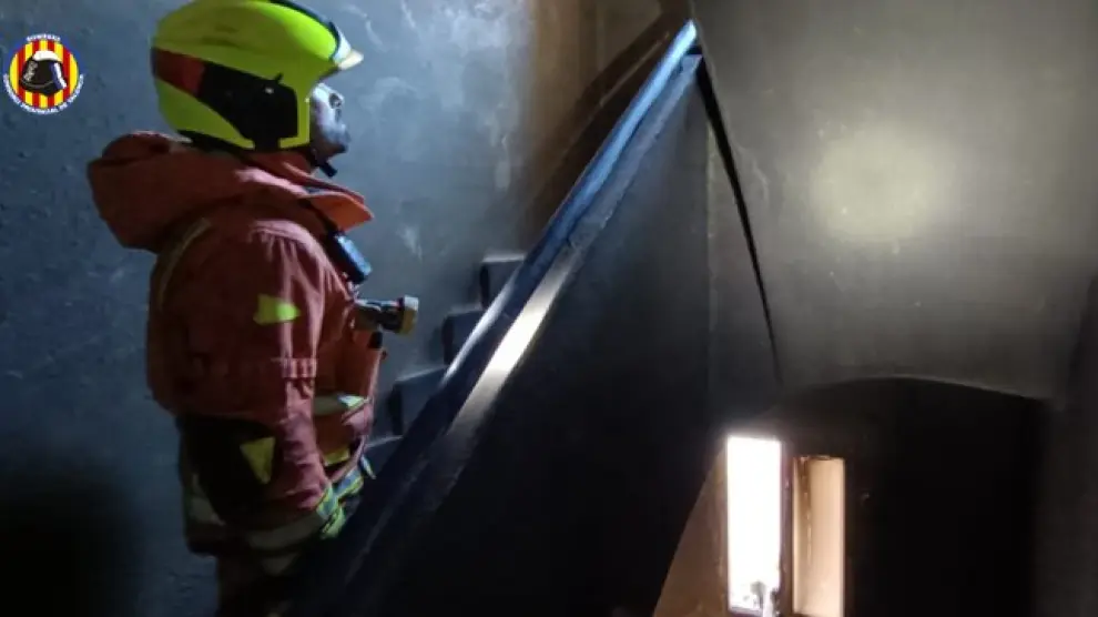 Un bombero trabaja en la vivienda donde se ha producido el incendio en Caudete.