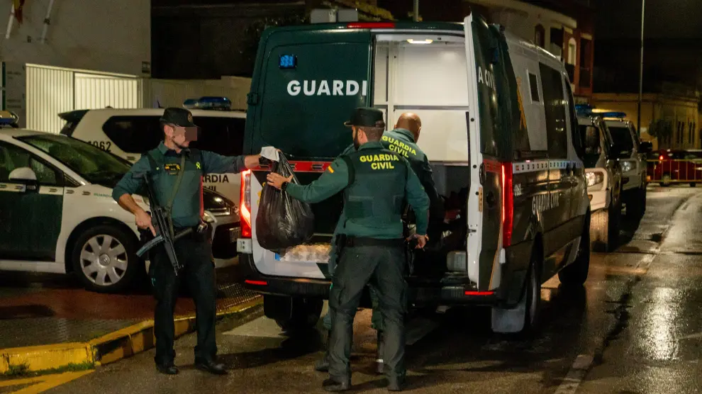 La Guardia Civil introduce en los furgones las pertenencias de los detenidos