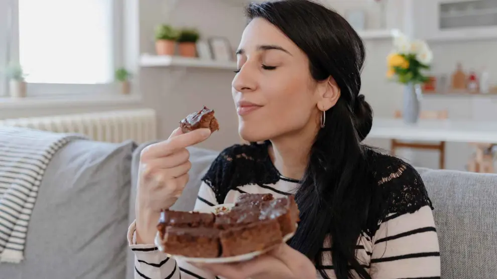 Mujer comiendo un pastel