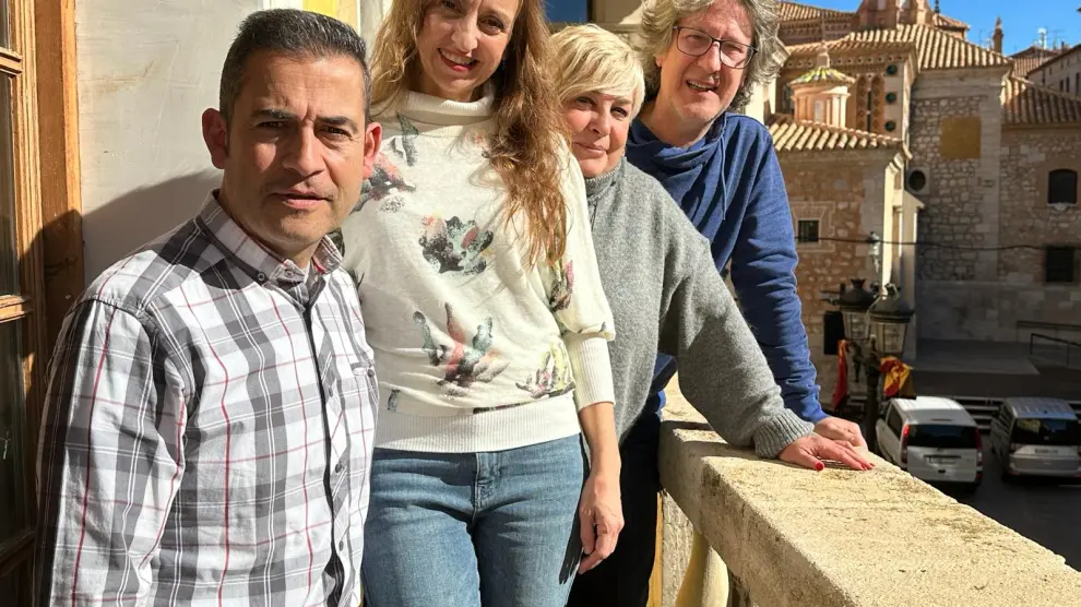 Eduardo Suárez, Lorena Muñoz, Mariam Pueo y Alfonso Pablo, en el balcón del Ayuntamiento de Teruel,.