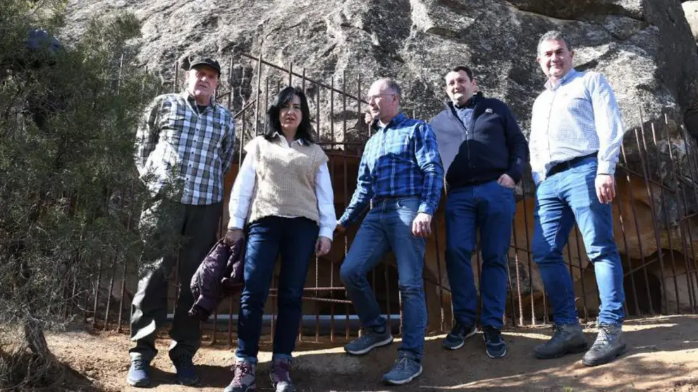 La directora general de Patrimonio Cultural, Gloria Pérez, ha visitado las pinturas rupestres del Estrecho del Regallo en Alcañiz.