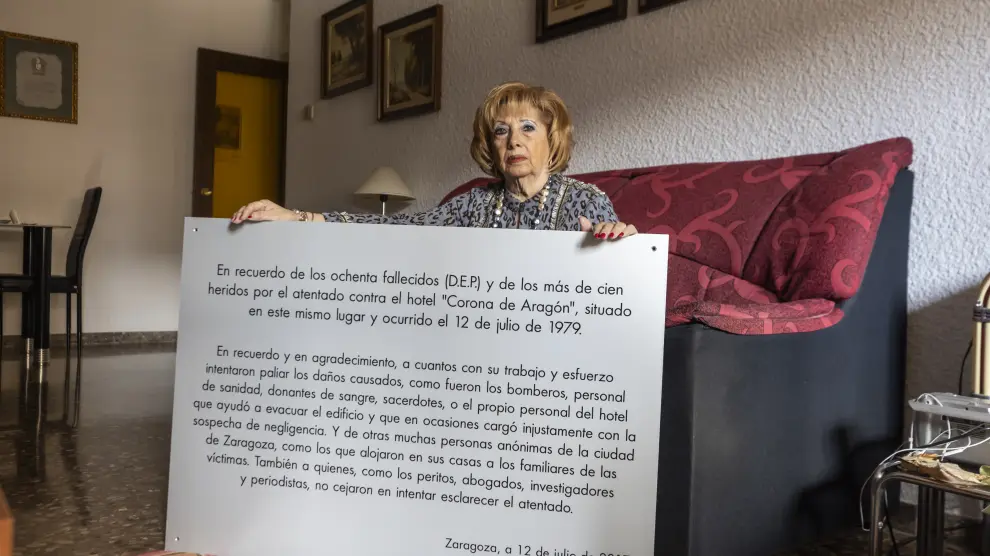 Marta Berdor, hermana de una de las tres trabajadoras del hotel Corona que falleció en el incedio de 1977, lleva la placa que guarda en su casa y van a llevar al Museo del Fuego de Zaragoza.