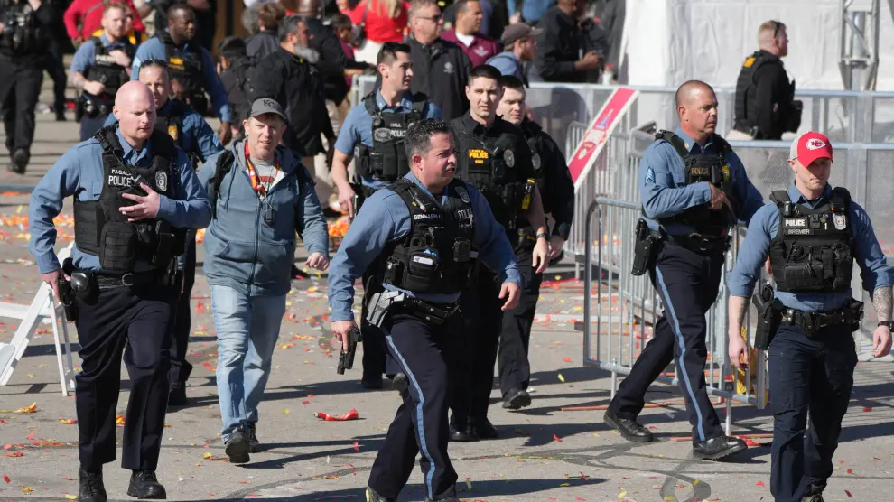 La policía tras el tiroteo en Kansas tras el desfile de la victoria delos Kansas City Chiefs en la Super Bowl.