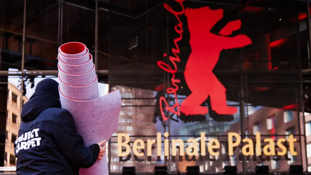 -FOTODELDÍA- BERLÍN, 13/02/2024.- Un trabajador sostiene parte del sobrante de la alfombra roja durante los preparativos para el festival de cine Berlinale, este martes en Berlín. En total 20 películas competirán en dicho certamen, que tendrá lugar del 15 al 24 de febrero. EFE/CLEMENS BILAN