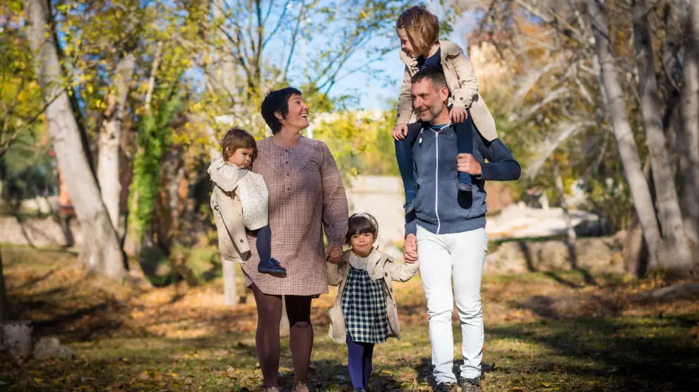 Beatriz Royo, paciente con cáncer de mama metastásico, junto a su marido, Roberto Prades, y sus tres hijas, Pueyos, Alma y María, en Alcañiz.