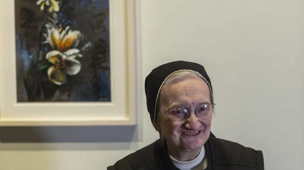 Sor Isabel Guerra, ante una de las pinturas de su exposición
