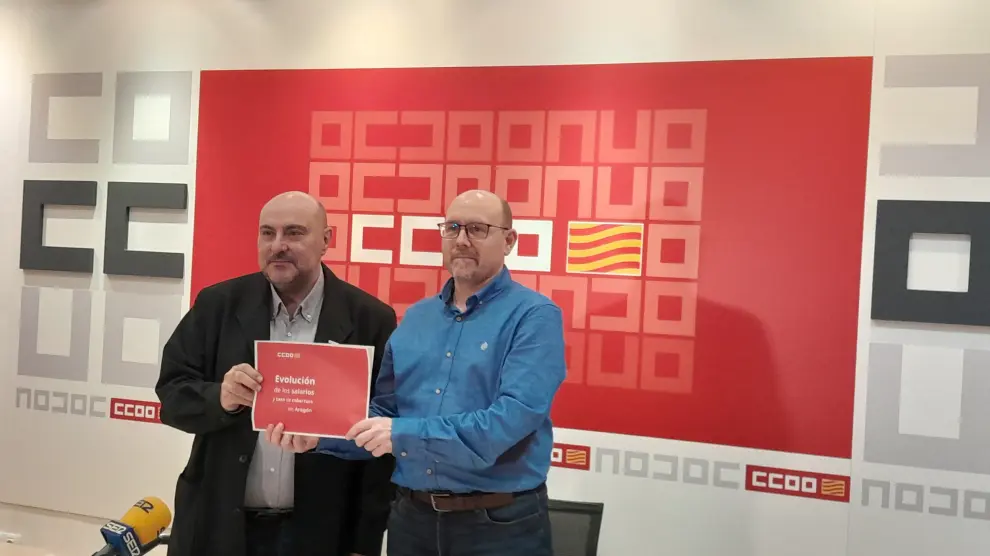 Pablo Castillo, secretario de Organización de CC. OO. Aragón, y Manuel Pina, secretario general del sindicato, al presentar hoy el informe.