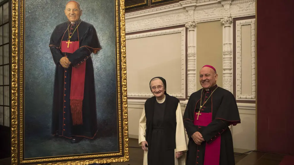 Isabel Guerra, cuando presentó en 2019 el retrato del anterior arzobispo de Zaragoza, Manuel Ureña.