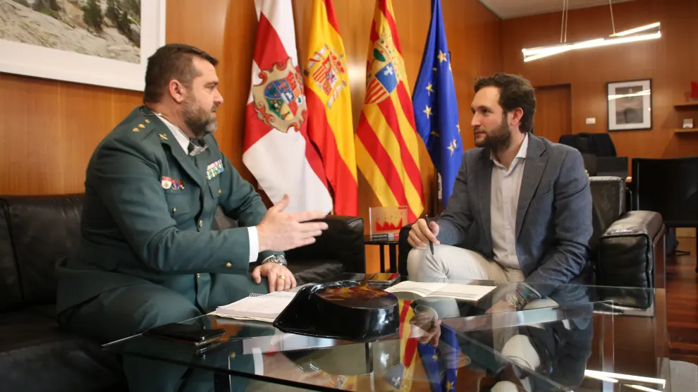 El teniente coronel de la Comandancia de la Guardia Civil de Huesca, José Enrique Cordobés, y el presidente de la DPH, Isaac Claver