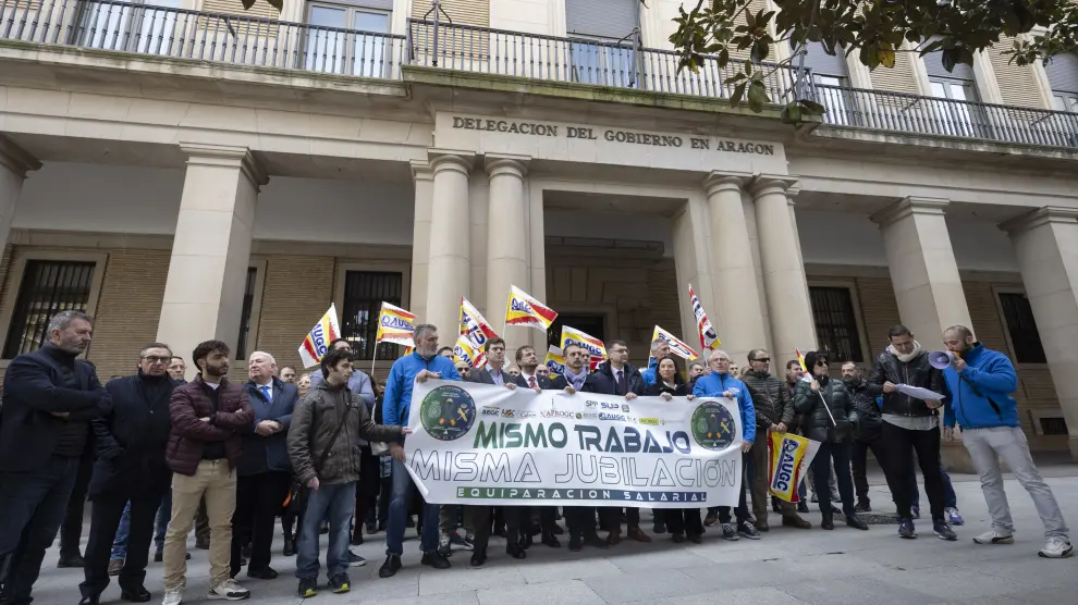 Un momento de la concentración celebrada ante la sede de la Delegación del Gobierno de España en Aragón.
